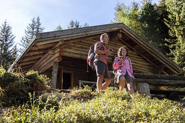 Wanderwege vorbei an Almhütten im Vinschgau Wanderwege vorbei an Almhütten im Vinschgau